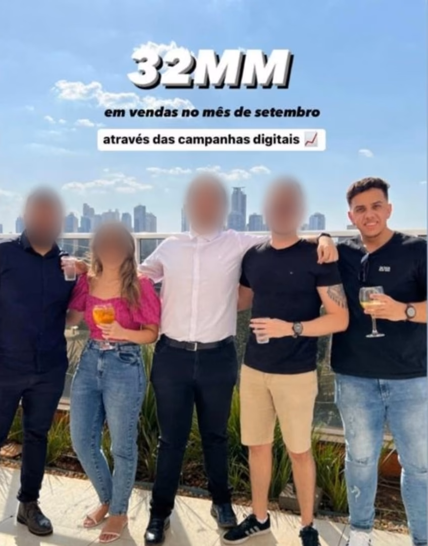 Equipe comemorando R$ 32 milhões em vendas no mês de setembro através das campanhas digitais